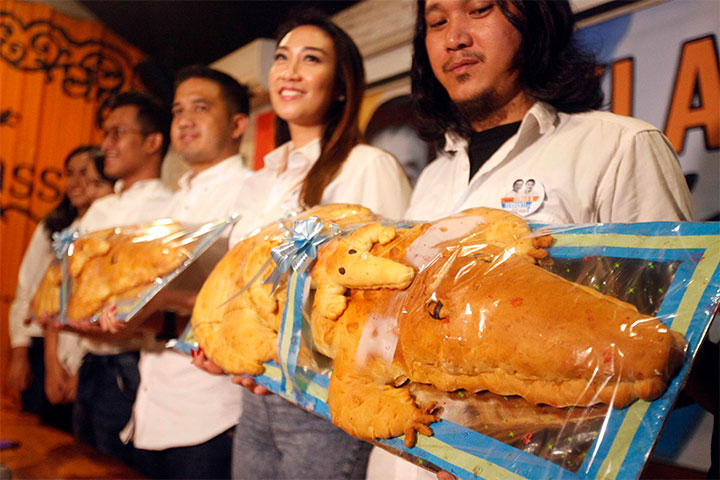 Proses pembuatan Roti Buaya